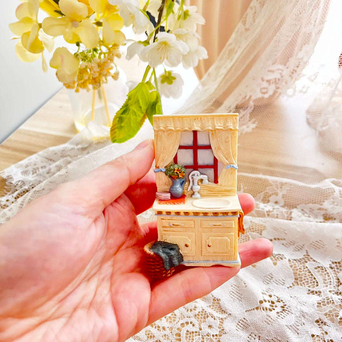 Cute Miniature Dollhouse with Kitchen Kits